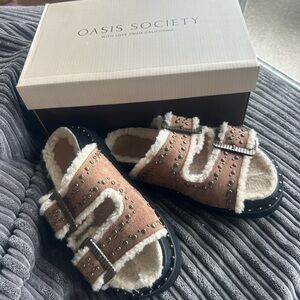 Oasis Society women’s Tan Faux-Shearling Studded Slide Sandals